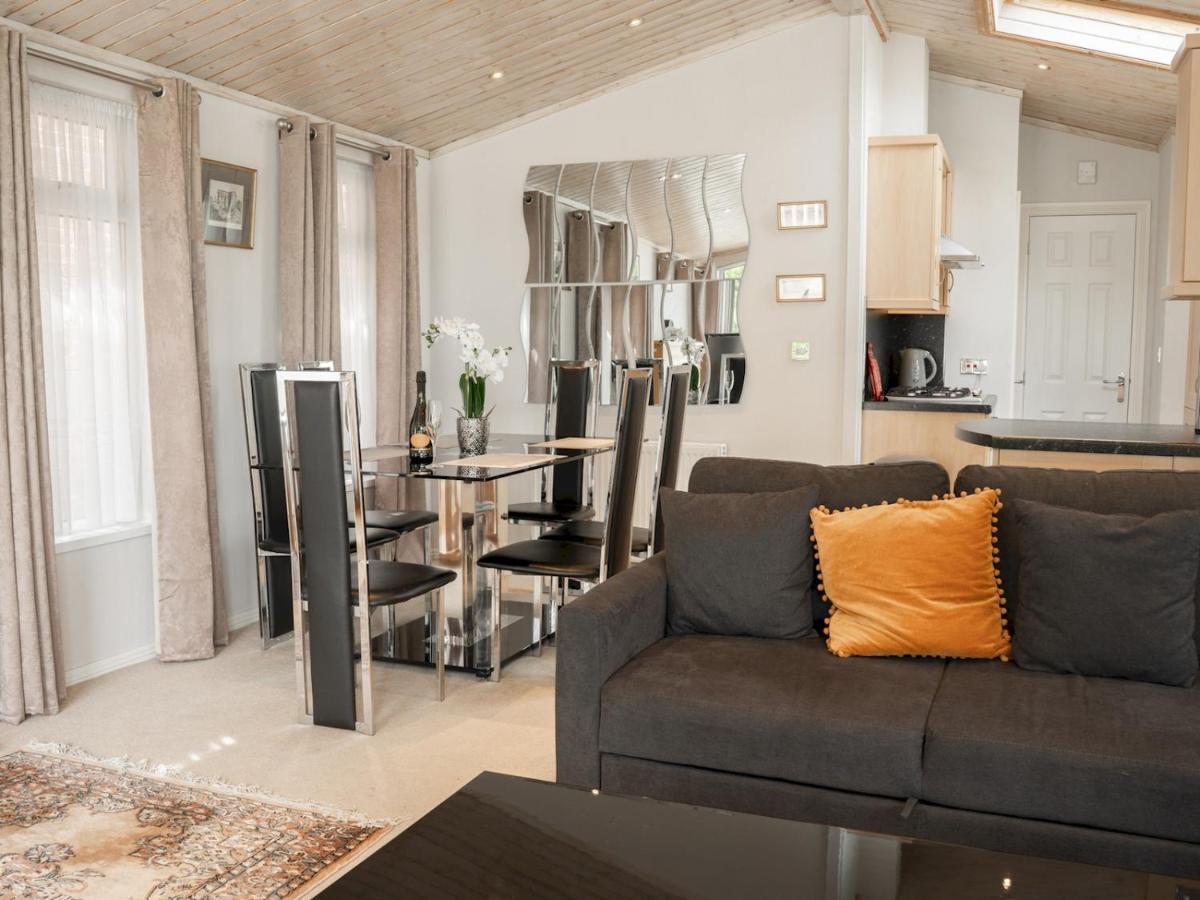 Pass The Keys The Lodge At Point House Farm - Sleeps Up To 6 Chester Exterior photo